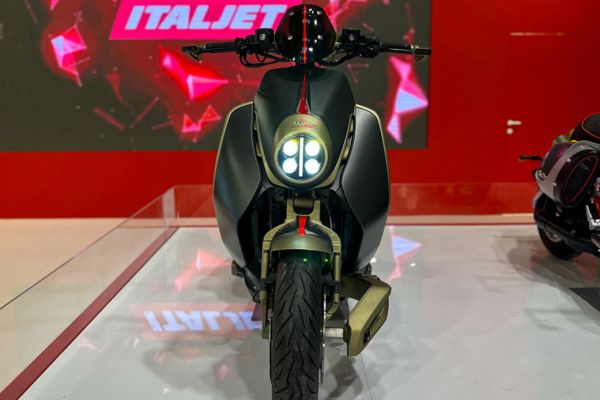 italjet-roadster-eicma-0531D0E483-C706-9EBC-4CE3-68AC122A8BDC.jpg
